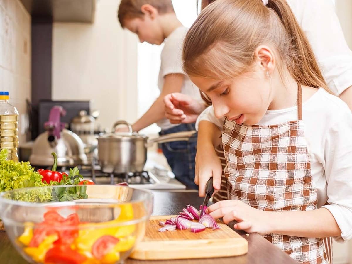 लड़का हो या लड़की, 10 साल की उम्र के बाद बच्चों को जरूर सिखाएं रसोई के ये 5 काम